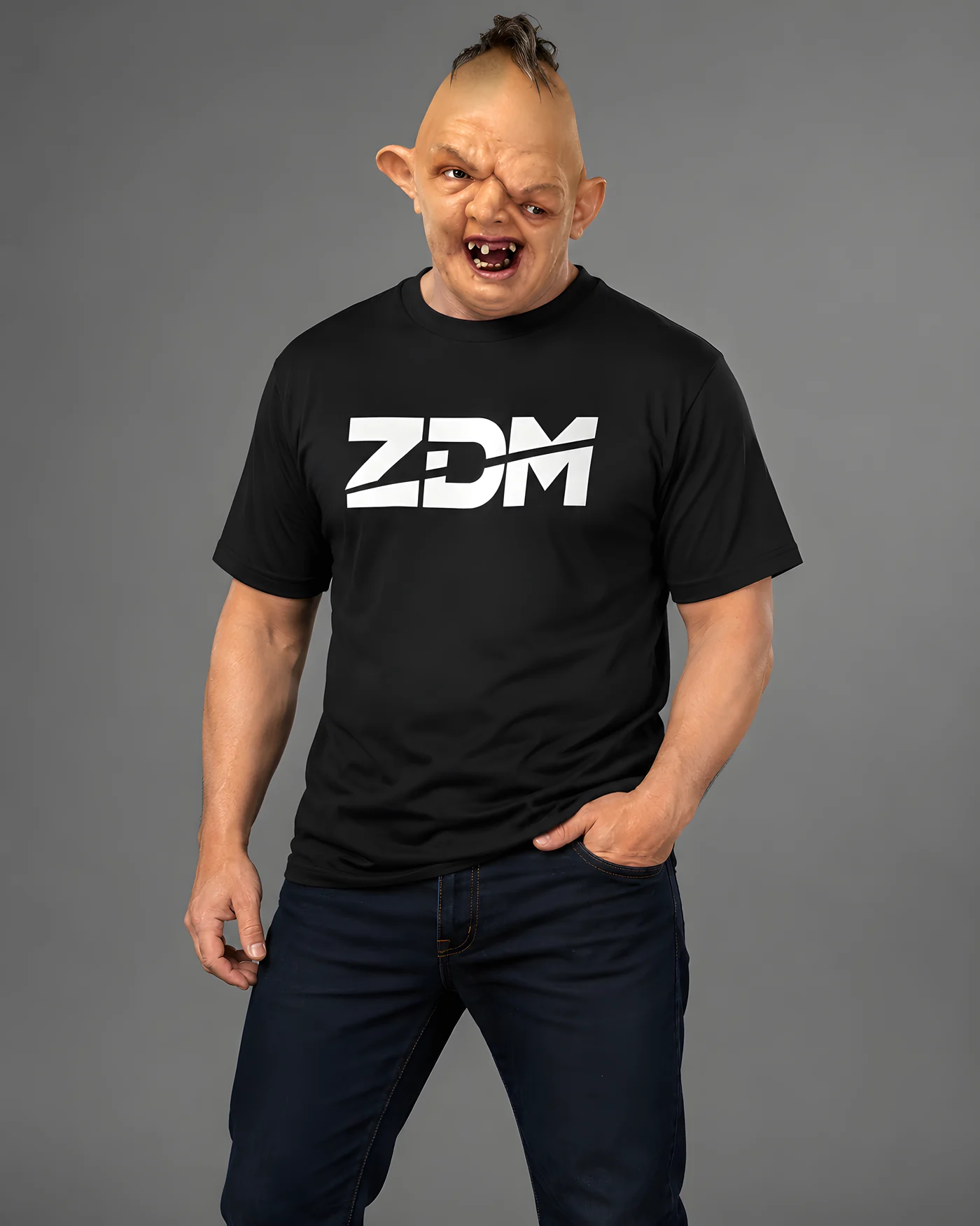 Modelo luciendo el polo ZDM de DERECHOSO